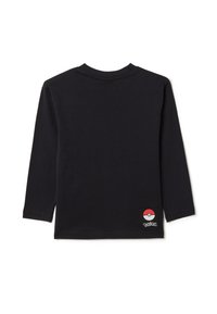 Zwart T-shirt met lange mouwen, gemaakt van katoen, met een kleine rode en witte Pokébal patch op de onderste linkerzijde. Eenvoudig ontwerp en snit.