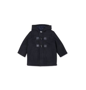 Cappotto blu navy realizzato in morbido tessuto, dotato di cappuccio, chiusure a toggle, tasche laterali e un interno trapuntato per il calore.