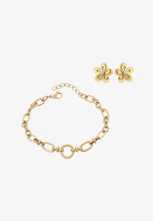 Brățară cu lanț auriu cu zale texturate și o ovală centrală lustruită. Asortată cu cercei în formă de floare cu finisaj texturat și o piatră prețioasă.