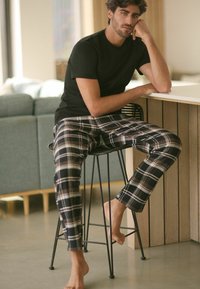 Next SHORT SLEEVE  SET - REGULAR FIT - Nattplagg set - black brown