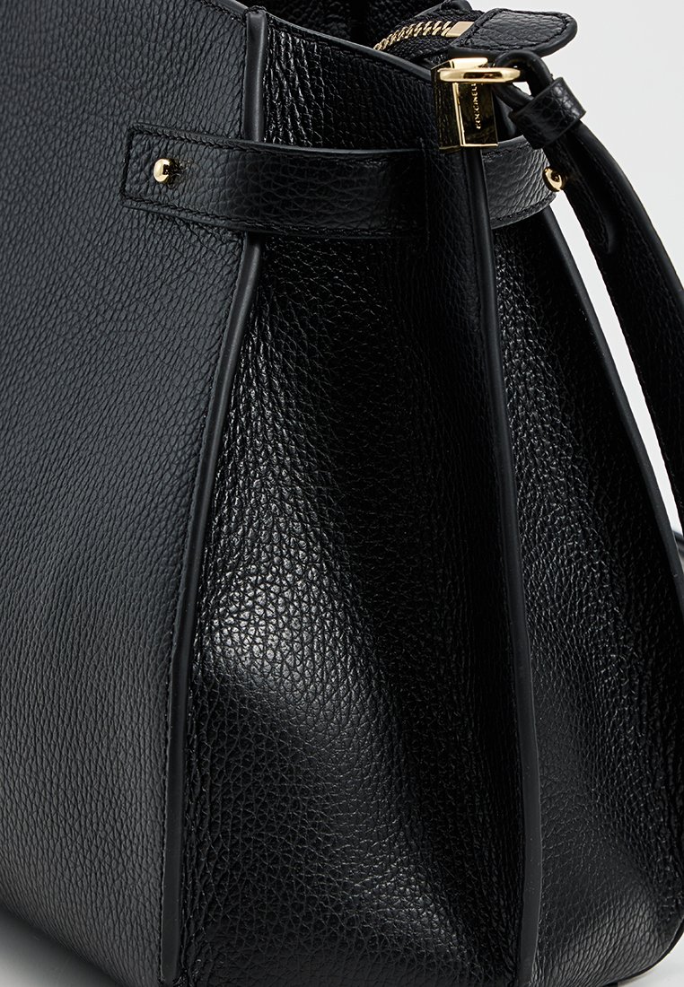 Czarna skórzana torebka o teksturowanym wykończeniu, z złotymi akcentami, zamknięciem na zamek i regulowanymi paskami. Strukturalny kształt z bocznymi detalami.