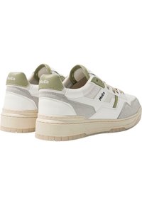Witte en grijze sneakers met groene accenten, gemaakt van leer en stof, met een gestructureerd zool en de merknaam "MoEa" op de hiel.