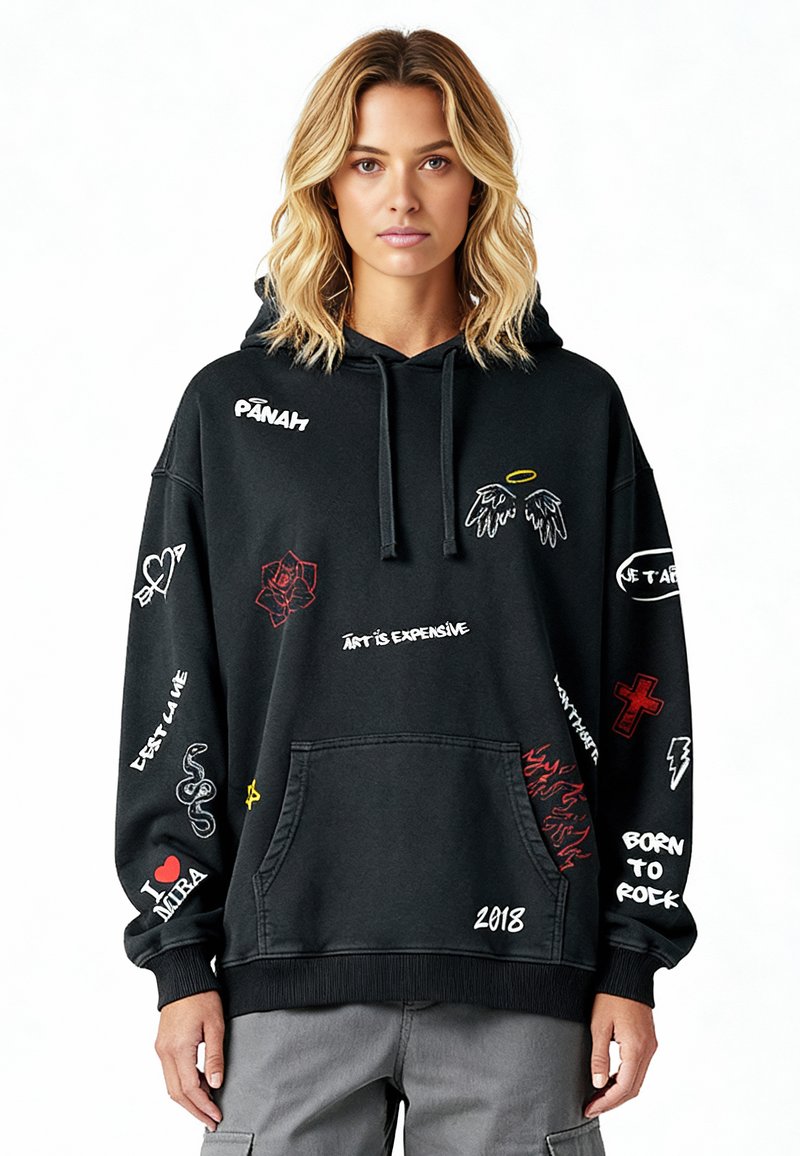 Felpa nera con cappuccio realizzata in tessuto morbido, dotata di tasca a marsupio, decorata con vari stampati colorati, tra cui testi e simboli, disposti in diverse posizioni.