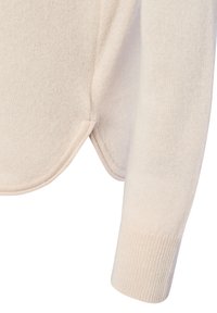 Cremfarbener Pullover mit einer glatten Stricktextur, der einen abgerundeten Saum und gerippte Bündchen aufweist. Der Stoff wirkt weich und leicht.