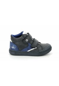 Zapatillas altas negras con acentos azules y blancos. Cuentan con dos correas de velcro, suela de goma y paneles laterales texturizados.