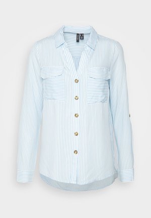 Hellblau-weiß gestreiftes Hemd mit langen Ärmeln, Kragen, Knopfleiste, zwei Brusttaschen und geknöpften Manschetten.