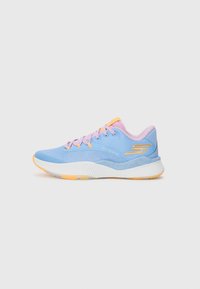 Chaussures de sport bleues avec une tige en mesh textur�é, des accents roses et oranges, une semelle blanche, et des détails mouchetés sur la semelle intermédiaire.