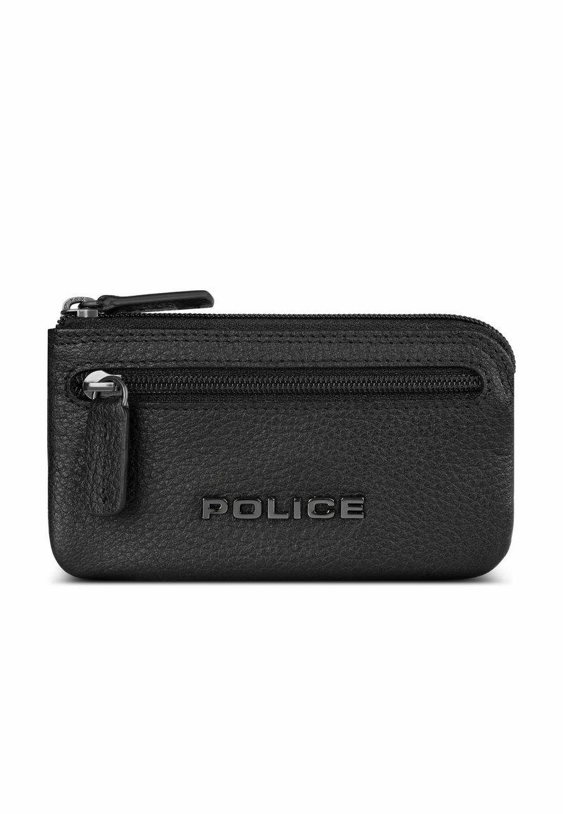 Portafoglio in pelle nera con finitura testurizzata, comparto con zip e logo "POLICE" in rilievo sulla parte anteriore. Forma rettangolare compatta.
