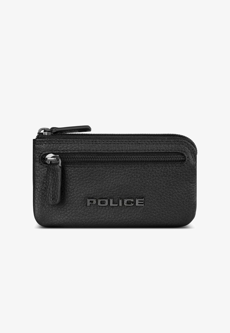 Portafoglio in pelle nera con finitura testurizzata, comparto con zip e logo "POLICE" in rilievo sulla parte anteriore. Forma rettangolare compatta.