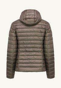 Vadderad brun jacka med huva, med horisontell kviltning, slät textur och en figursydd siluett. Bakifrån syns ingen synlig hårdvara.