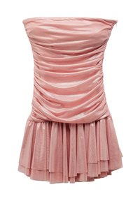 Robe sans manches de couleur rose avec des volants froncés sur le buste, se déployant en jupe plissée et superposée. Faite d'un tissu doux et scintillant.