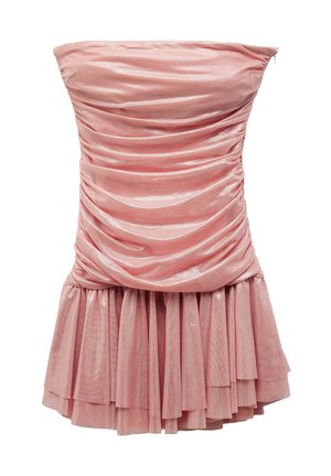 Robe sans manches de couleur rose avec des volants froncés sur le buste, se déployant en jupe plissée et superposée. Faite d'un tissu doux et scintillant.
