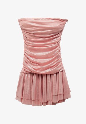 Rosa trägerloses Kleid mit gerafften Details im Oberteil, das in einen geschichteten, plissierten Rock übergeht. Hergestellt aus einem schimmernden, weichen Stoff.