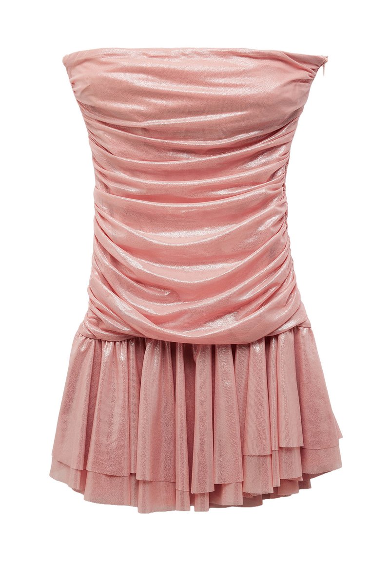Robe sans manches de couleur rose avec des volants froncés sur le buste, se déployant en jupe plissée et superposée. Faite d'un tissu doux et scintillant.