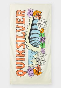 Bomulls strandsak med et bølgemotiv, fargerike blomster og "QUIKSILVER" i fet oransje tekst på en kremfarget bakgrunn.