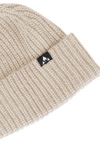 Beige strikket hue med ribbet tekstur. Har et sort mærke med et hvidt minimalistisk logo på kanten.