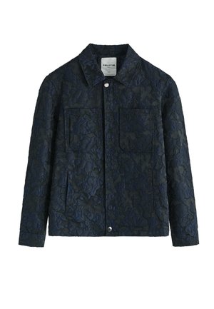 Veste bleu marine avec un motif texturé floral, quatre poches avant, un col, et des boutons en métal argenté.