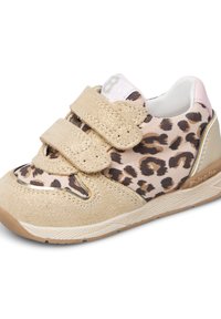 Scarpa da ginnastica con stampa leopardata, dettagli in suede beige, doppie cinghie a strappo, tacco con accento rosa e suola in gomma testurizzata.