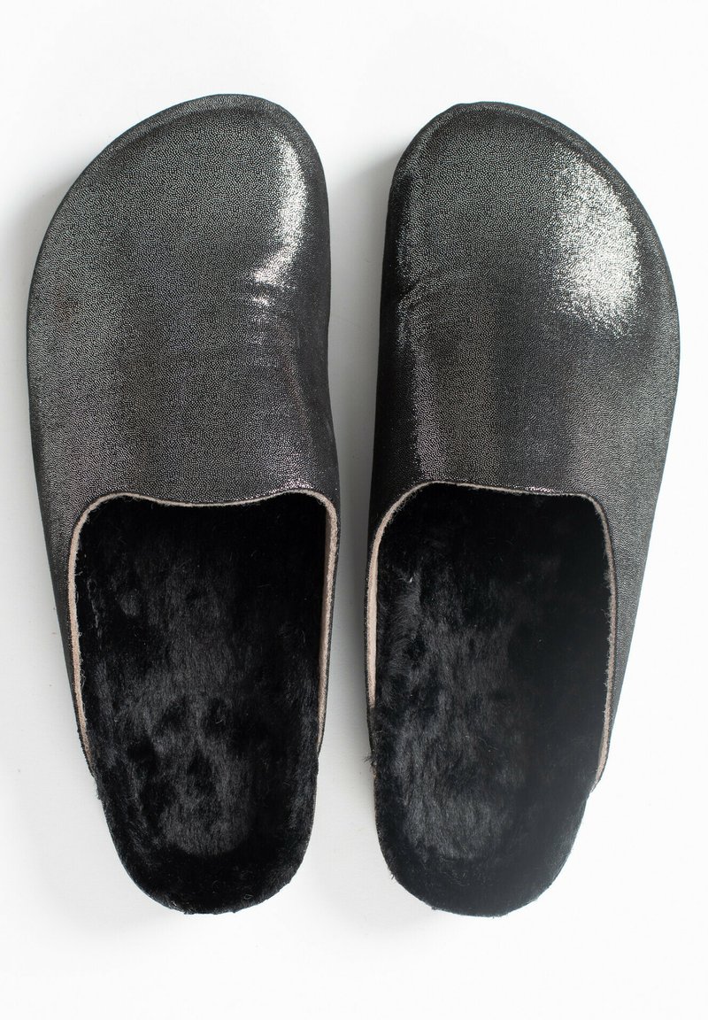 Zapatillas negras y plateadas metálicas con un exterior suave, forro de pelo sintético negro suave y un diseño de puntera redondeada.