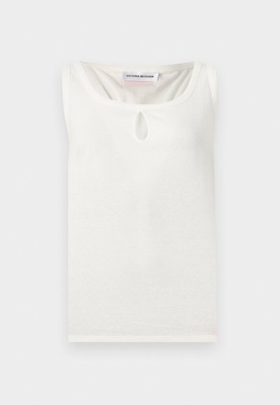 Λευκό αμάνικο τοπ με στρογγυλή λαιμόκοψη και μικρή λεπτομέρεια κλειδαρότρυπας κάτω από το γιακά, με ετικέτα Victoria Beckham.