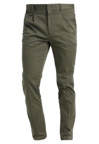 Pantaloni verde oliva realizzati in tessuto liscio, con una vestibilità sartoriale, dettagli pettinati e orli risvoltati per un aspetto snello.