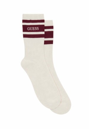 Calzini bianchi da uomo con due strisce color granata vicino alla parte superiore e la scritta "GUESS" ricamata tra le strisce su ogni calzino.
