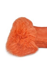 Ciabatta arancione pelosa con texture morbida, forma arrotondata e una base piatta e liscia. Presenta una parte superiore spessa e soffice.