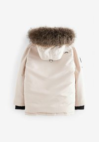 Parka de culoare crem, cu glugă detașabilă și margine din blană, închidere cu fermoar și manșete negre cu model. Prezintă detalii cu logo pe spate.