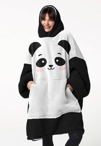 Übergroßer schwarz-weißer Plüsch-Hoodie mit Pandagesicht-Design, großer Fronttasche, weichem Material und Kapuze. Mit rosa Wangen und schwarzen Akzenten.