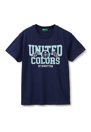 Camiseta azul marino de manga corta con texto y logo gráfico "United Colors of Benetton" en azul claro y blanco en la parte delantera.