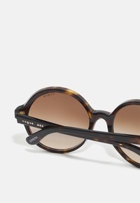 VOGUE Eyewear LONDON - Óculos de sol - dark havana