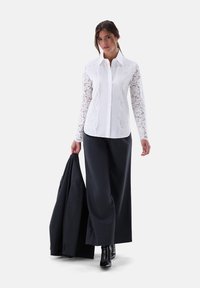 Unausgewählt, white