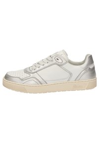 Herren Sneaker in Weiß und Silber. Merkmale sind eine perforierte Zehenpartie, ein gepolsterter Kragen und eine strukturierten Gummisohle. Silberelemente im Design.