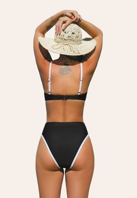 Bikini a vita alta con un corpo nero e dettagli bianchi. Presenta spalline sottili bianche e un design con schiena scoperta. Realizzato in tessuto elastico per il nuoto.