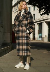 Next LONGLINE CHECK  - Klasický kabát - brown
