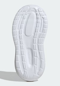 Bílá podrážka tenisky s texturovaným gripem, obsahující drážky a zaoblené okraje. Značka "CLOUDFOAM" je viditelná ve středu.