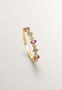 Anillo de oro con piedras en corte marquise alternando entre rosa y azul, con pequeños diamantes redondos intercalados, todo en un diseño ondulado.