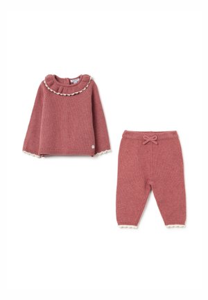 Gehaakte twee-delige set in stofroze; bevat een lange mouw top met rimpelachtige halslijn en bijpassende broek met een trekkoord en gegolfde zoom.