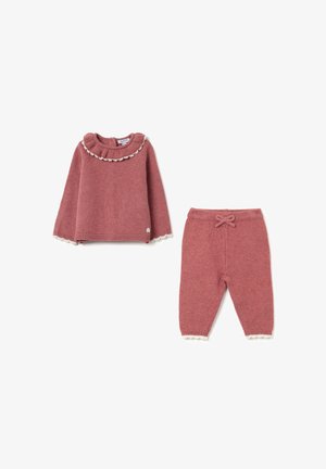 Conjunto de dos piezas de punto en rosa empolvado; presenta una parte superior de manga larga con escote con volantes y pantalones a juego con cordón y dobladillo festoneado.