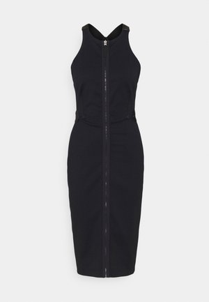 Robe midi noire sans manches avec fermeture éclair devant et taille ajustée, conçue avec un col haut et une silhouette simple et épurée.