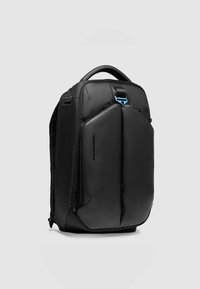 Zwarte rugzak met een strak ontwerp, gemaakt van gestructureerd materiaal, met een opvallende rits en een blauw accent bij het bovenste handvat.