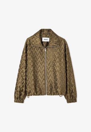 Zielona oliwkowa teksturowana kurtka na zamek z długimi rękawami, elastycznymi mankietami, stójką i elastycznym dołem, z etykietą "IPEKYOL".