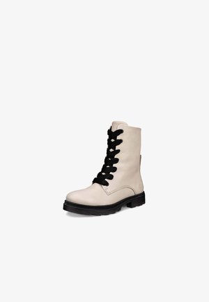 Bottine blanche en cuir avec des lacets noirs, bout arrondi et semelle en caoutchouc noire. Elle présente une texture lisse et un design minimaliste.