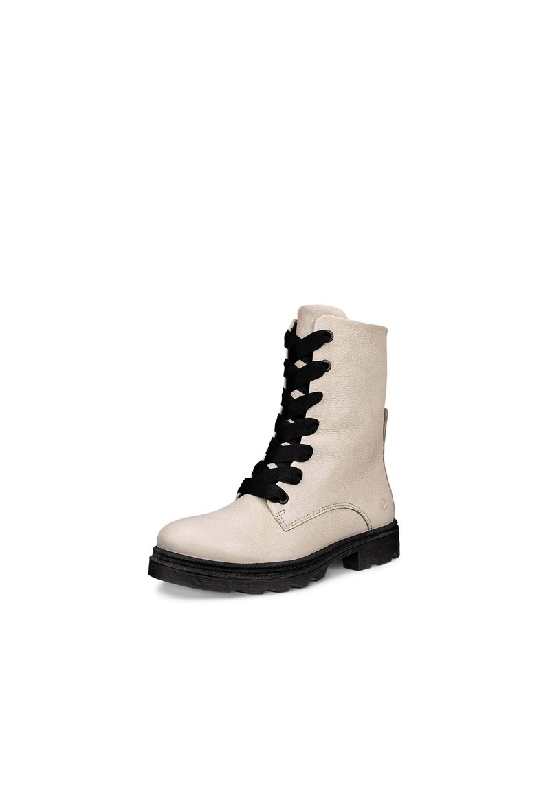 Bottine blanche en cuir avec des lacets noirs, bout arrondi et semelle en caoutchouc noire. Elle présente une texture lisse et un design minimaliste.