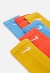Nike Performance EVERYDAY PLUS CUSH CREW UNISEX 3 PACK - Meias desportivas - goldtone/mantra orange/university blue
