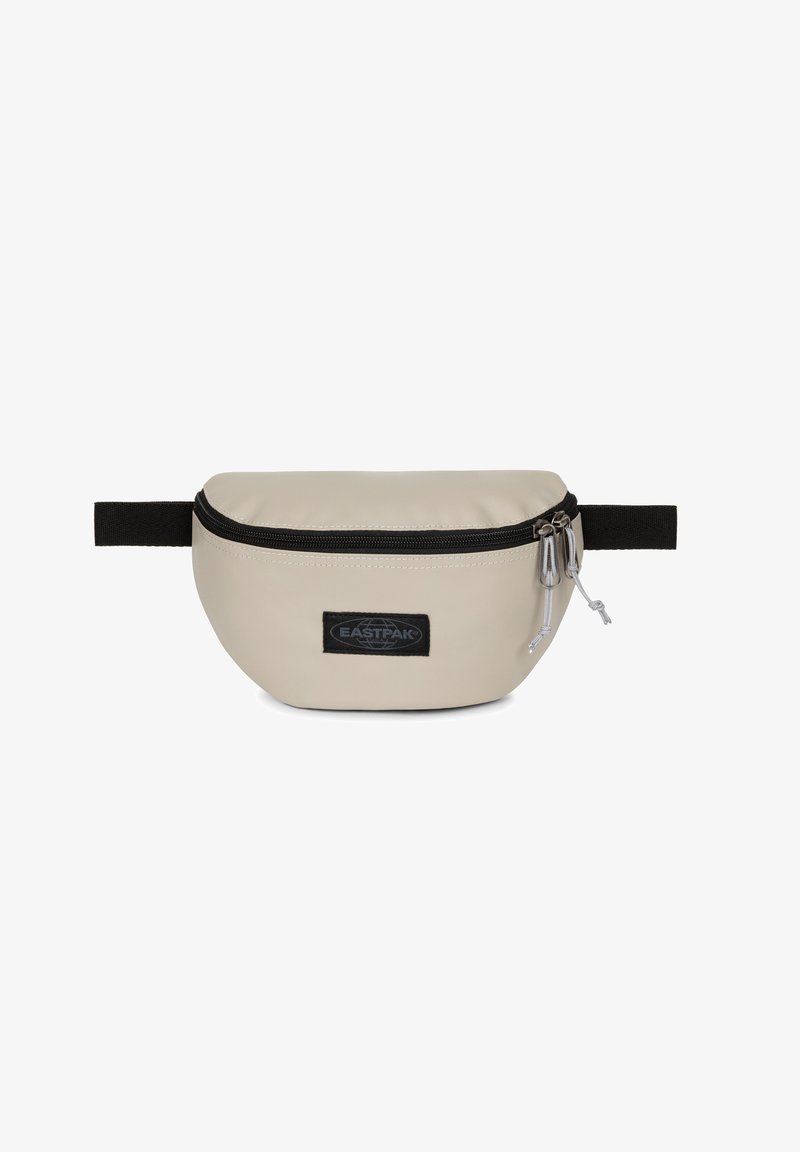 Sac banane beige en matériau synthétique lisse. Doté d'une fermeture éclair noire, d'une sangle noire contrastante et d'un petit patch logo.
