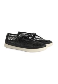 Schwarze Netzschuhe mit einem glatten schwarzen Lederbasis, ausgestattet mit einem zentralen Riemen und einer hellen Gummisohle. Das Netz sorgt für Atmungsaktivität.