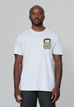 Grijze katoenen t-shirt met korte mouwen, voorzien van een zwarte kettlebell afbeelding en de tekst "No Pain No Gain" op de borst gedrukt.