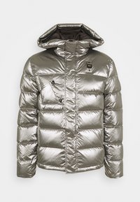 Veste matelassée argentée métallique avec capuche, design matelassé, boutons-pression et une poche sur la poitrine. Texture lisse et brillante.