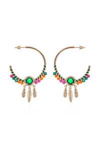 Boucles d'oreilles en forme de créoles de couleur dorée, ornées de perles vertes, roses et orange, avec des accents de plumes et un bijou central vert.